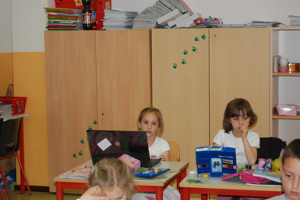 Appena finisco sul quaderno la maestra mi porta il computer.