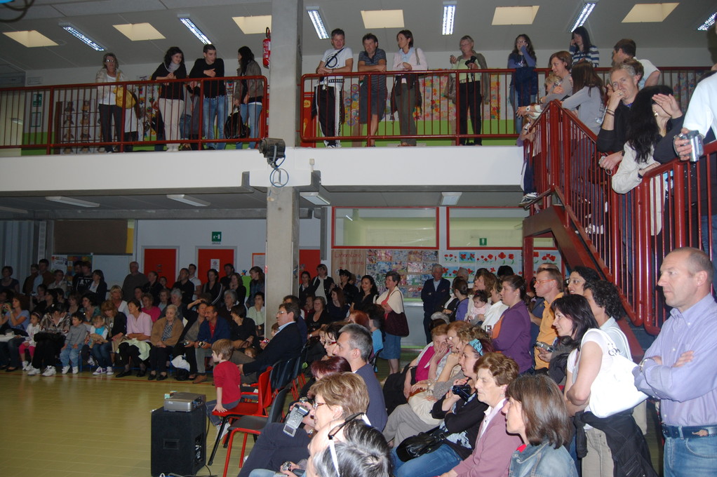 E' il giorno della festa di fine anno...quanta gente !
