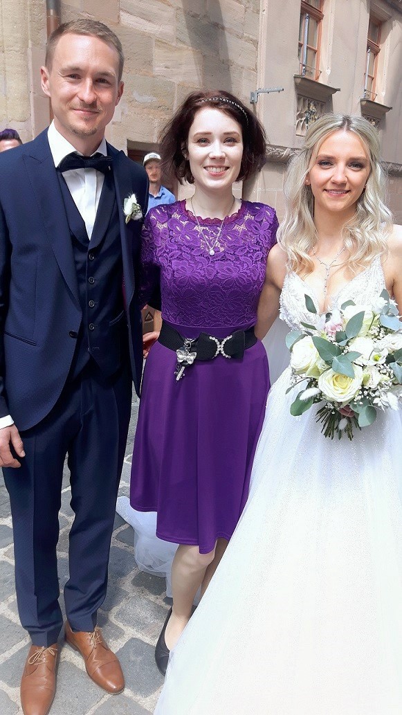 Hochzeitssängerin Juli mit Brautpaar vor Stadtkirche St. Johannes und St. Martin in Schwabach