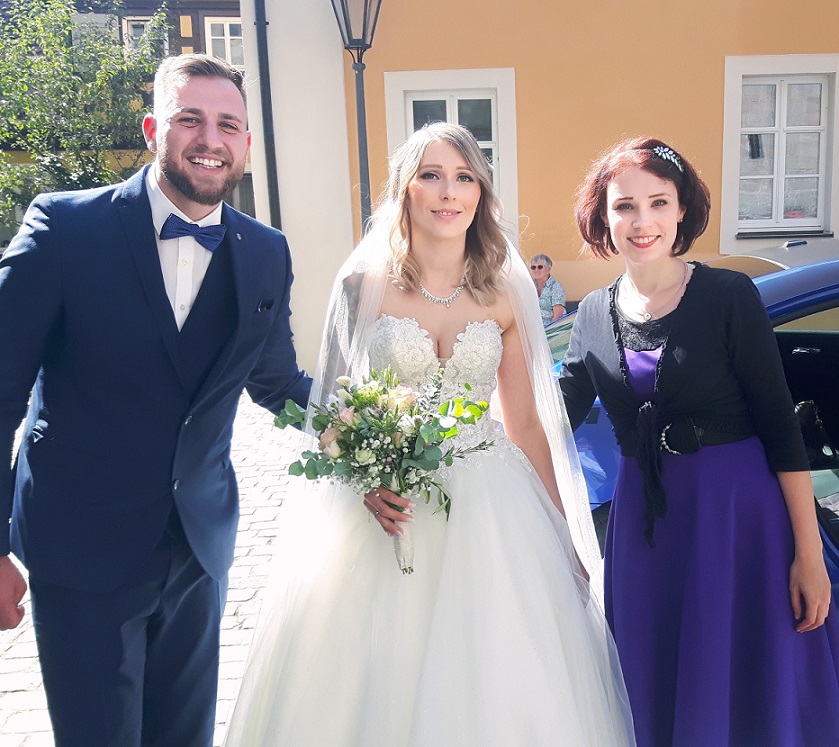 Hochzeitssängerin Juli mit Brautpaar vor Stiftskirche in Feuchtwangen