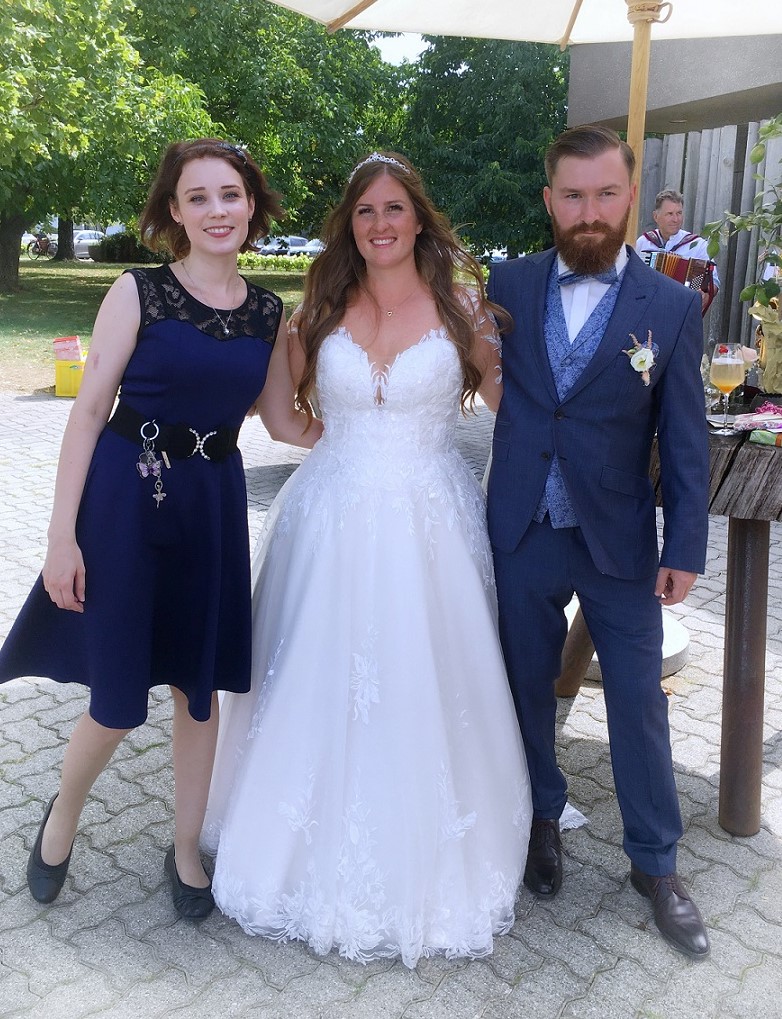 Hochzeitssängerin Juli mit Brautpaar auf Landgasthof Meier Hilzhof in Pilsach