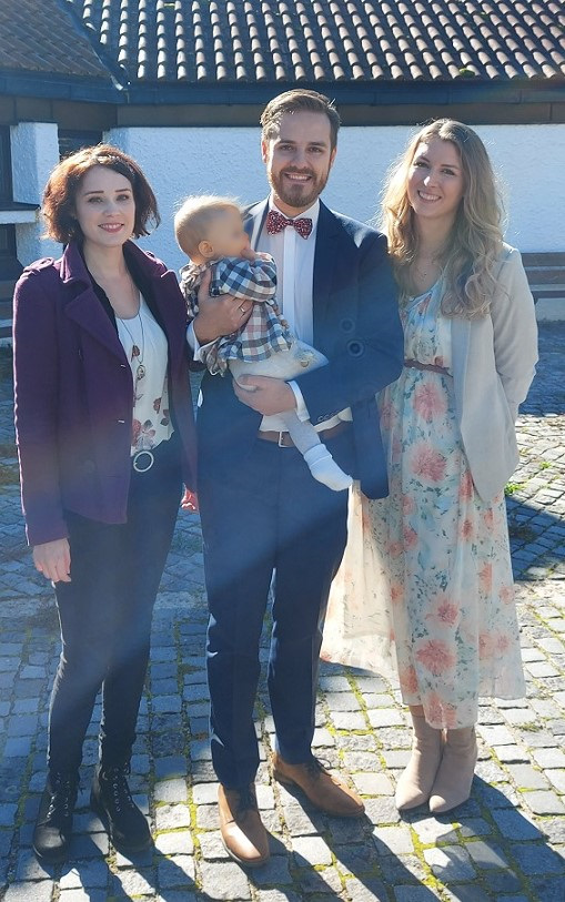 Taufsängerin Juli mit Taufeltern und Kind vor Heiligste Dreifaltigkeit Kirche in Schwanstetten