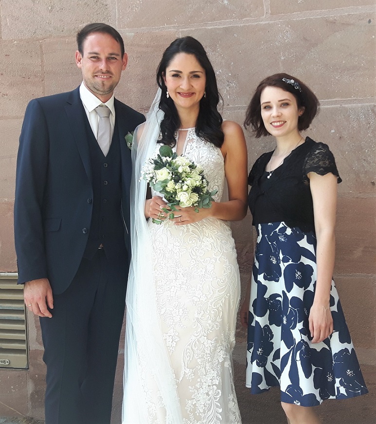 Hochzeitssängerin Juli mit Brautpaar vor Stadtkirche St. Johannes und St. Martin in Schwabach