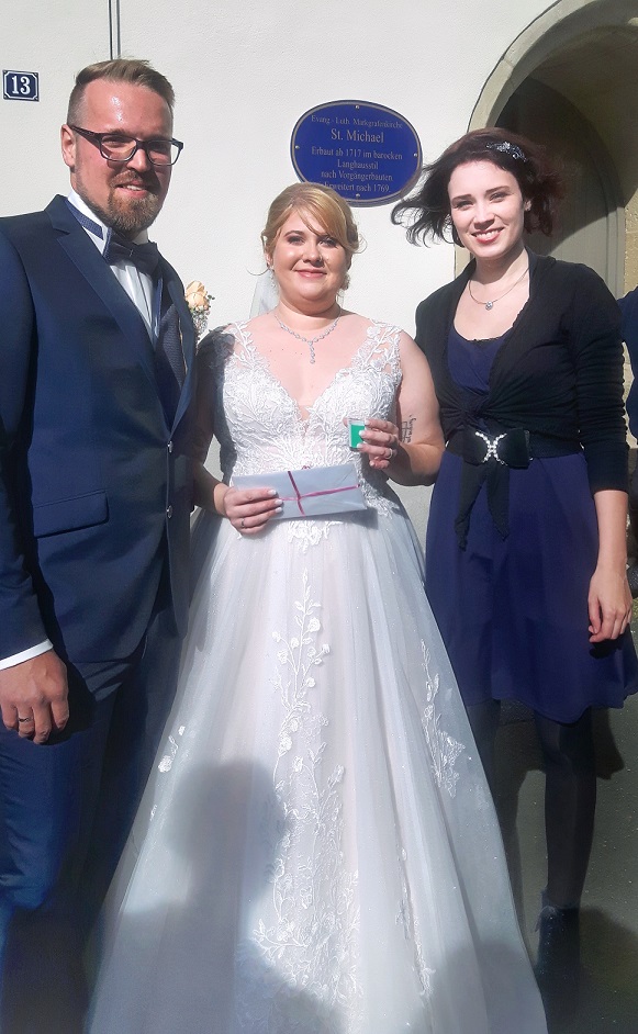 Hochzeitssängerin Juli mit Brautpaar vor der St. Michaelskirche in Weidenberg