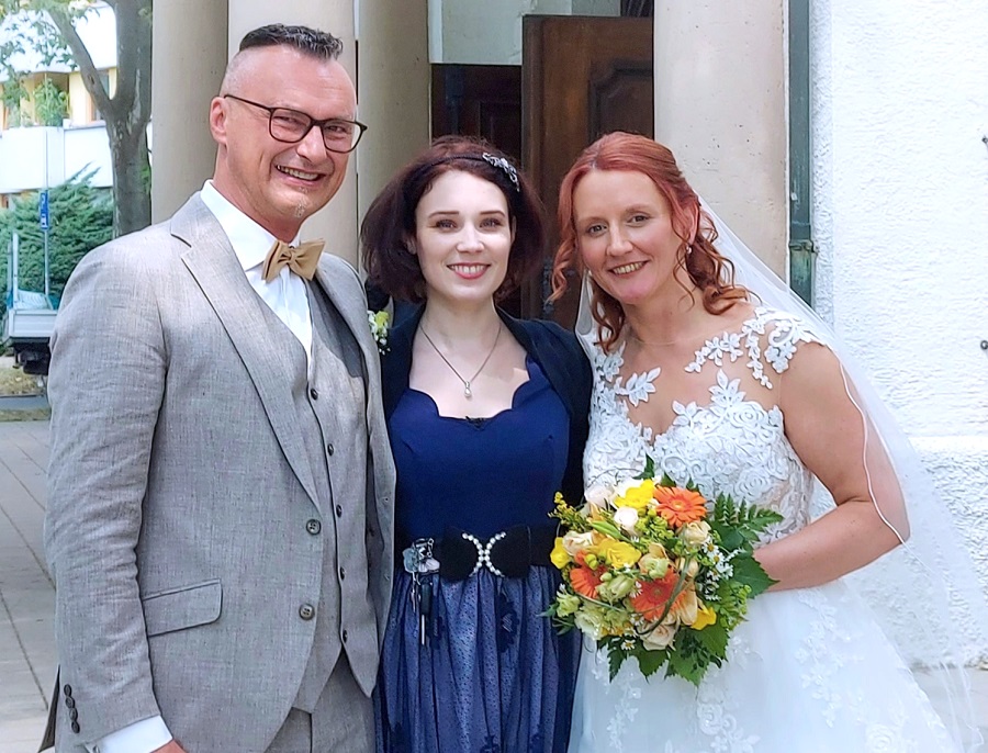 Hochzeitssängerin Juli mit Brautpaar vor St. Heinrich in Fürth
