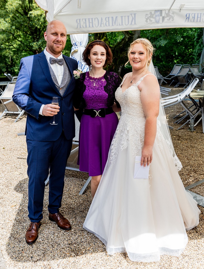 Hochzeitssängerin Juli mit Brautpaar in Burggaillenreuth in Ebermannstadt