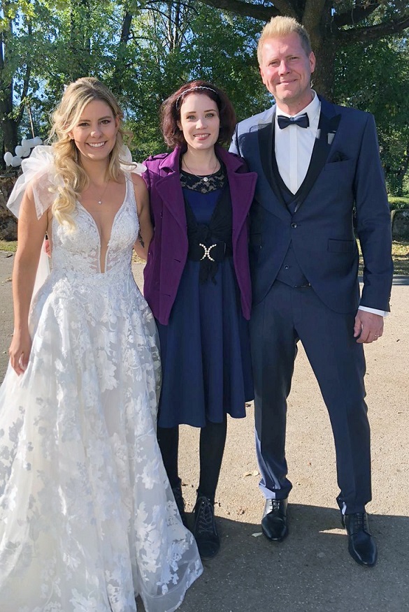 Hochzeitssängerin Juli mit Brautpaar auf Scherauer Hof in Leinburg