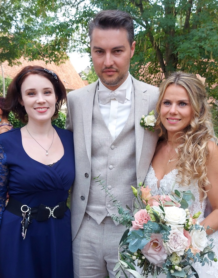 Hochzeitssängerin Juli mit Brautpaar vor Schloss Burgpreppach in Burgpreppach