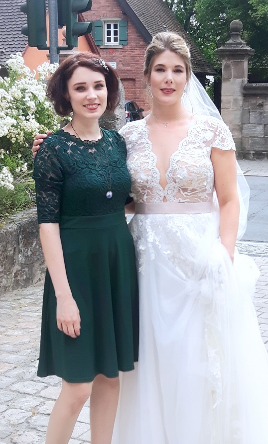 Hochzeitssängerin Juli mit Braut vor St. Peter und Paul in Fürth