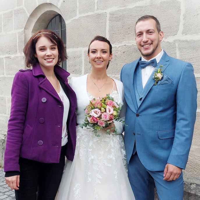 Hochzeitssängerin Juli mit Brautpaar vor St. Jakob in Feucht