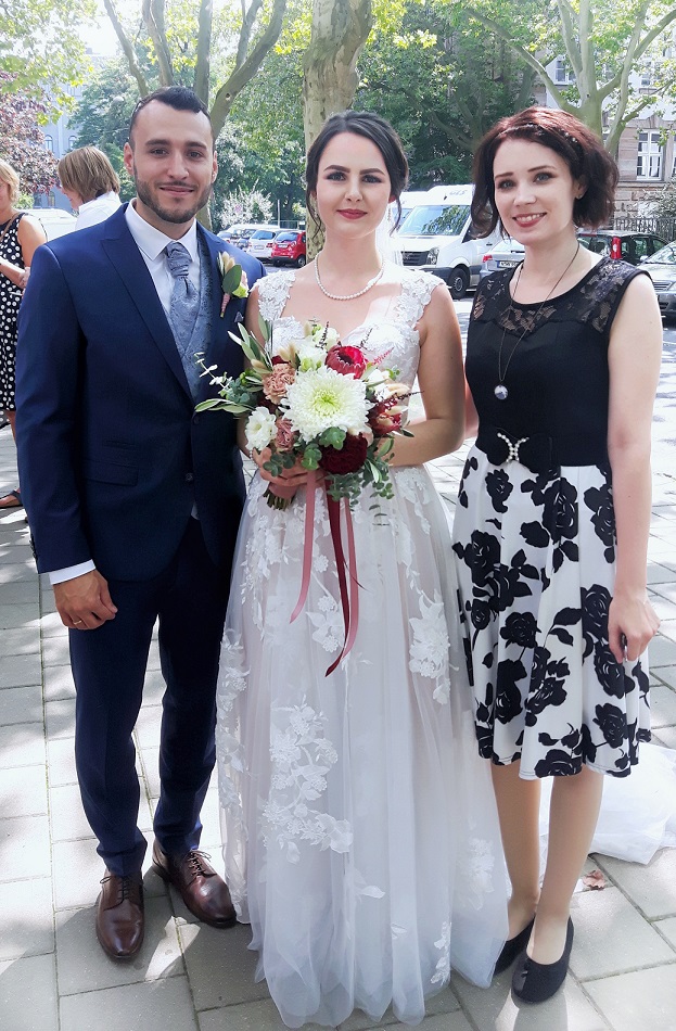 Hochzeitssängerin Juli mit Brautpaar vor St. Heinrich Kirche in Fürth