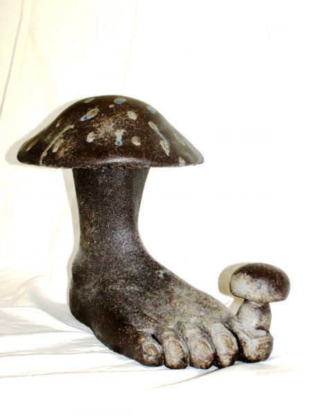 Fusspilz, Material: Schamott Steinzeugglasur, Grösse: H 34 x B 44 x T 24 cm, Gewicht: 10,1 Kg, Jahrgang: 2010, Preis: 4'300.- CHF