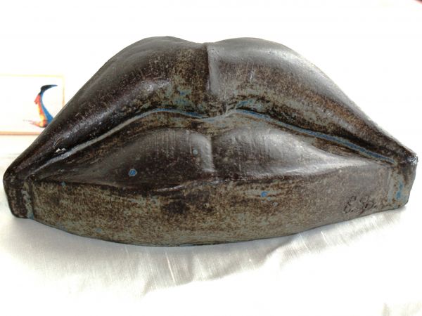 Schweigen, Material: Schamott Steinzeugglasur, Grösse: H 8 x B 25 x T 14 cm, Gewicht: 1,3 Kg, Jahrgang: 2001, Preis: 1’200.- CHF