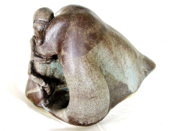 Naseböög, Material: Schamott Steinzeugglasur, Grösse: H 28 x B 18 x T 18 cm, Gewicht: 3,4 Kg, Jahrgang: 2004, Preis: 2'700.- CHF