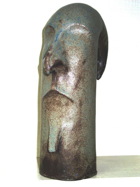 Wächter, Material: Schamott Ton mit Steinzeugglasur, Grösse: H 30 x B 11 x T 23 cm, Jahrgang: 2004, Preis: 1’400.- CHF