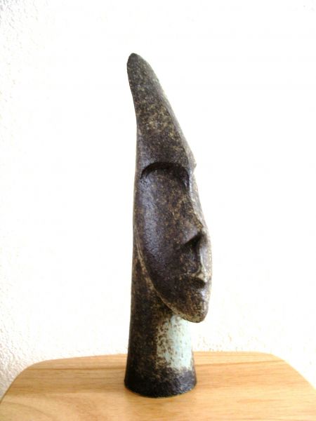 Erodite, Material: Schamott Steinzeugglasur, Grösse: H 42 x B 8 x T 16 cm, Gewicht: 2,2 Kg Jahrgang: 2003, Erodite hat ein Zuhaue gefunden