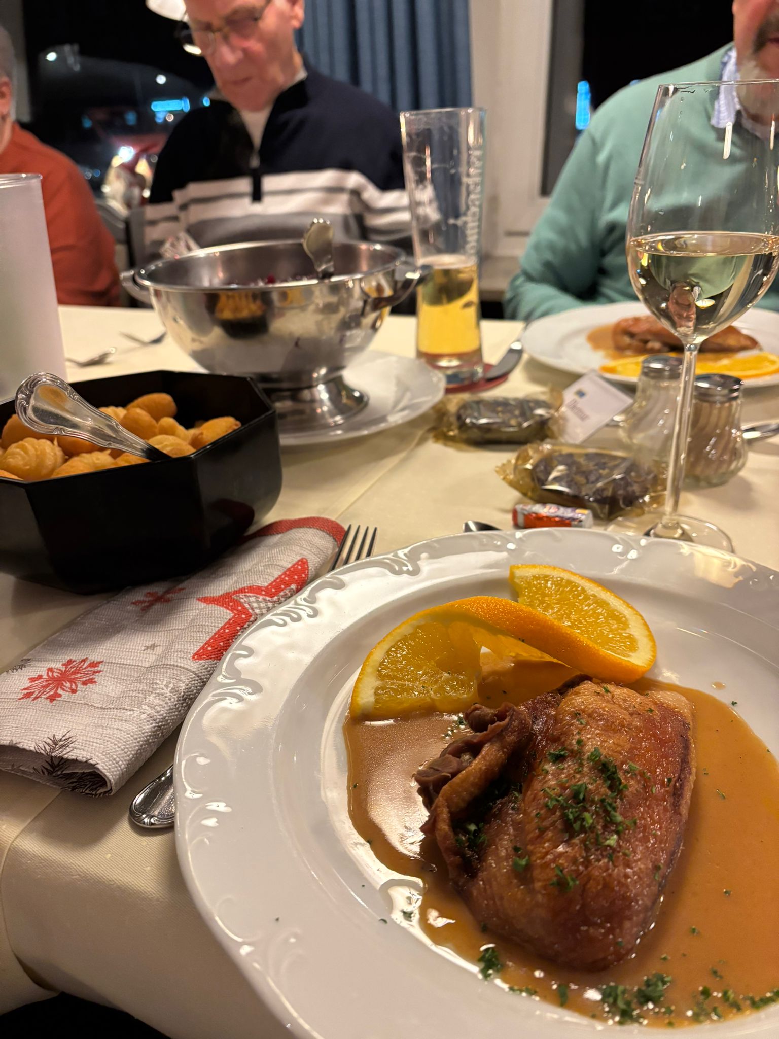 Weihnachtsfeier mit Festessen (Foto: Rosemarie Stein)