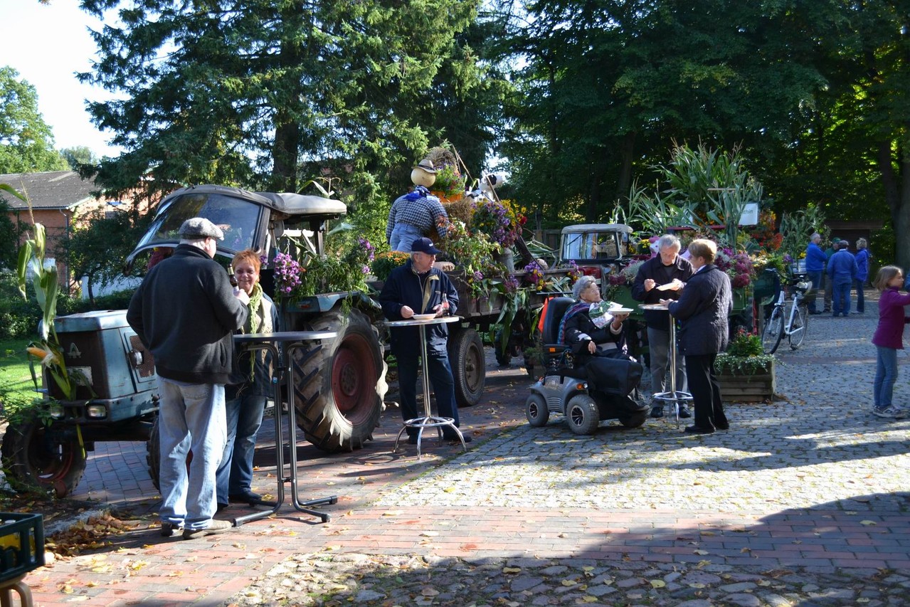 Berkenthiner Erntedankfestumzug  2012                                             / Foto: Lea Hamdorf