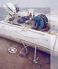 Schlauchboot mit Instrumenten für die entnahme von Seewasserproben