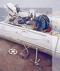 Schlauchboot mit Instrumenten für die entnahme von Seewasserproben