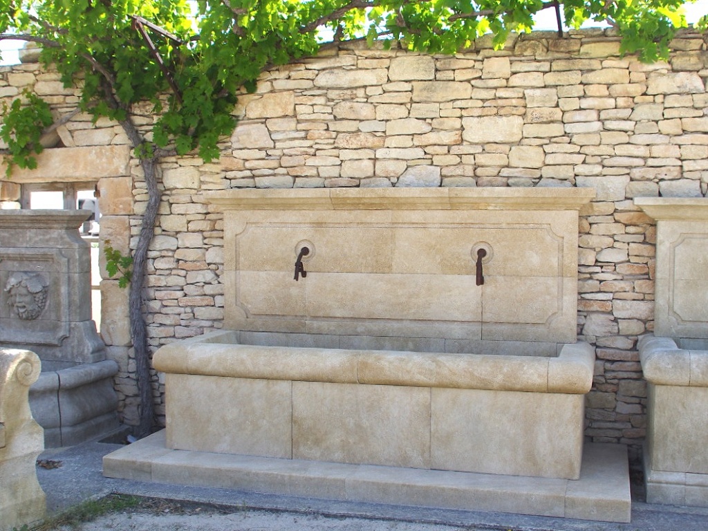 Fertige Kalksteinbrunnen