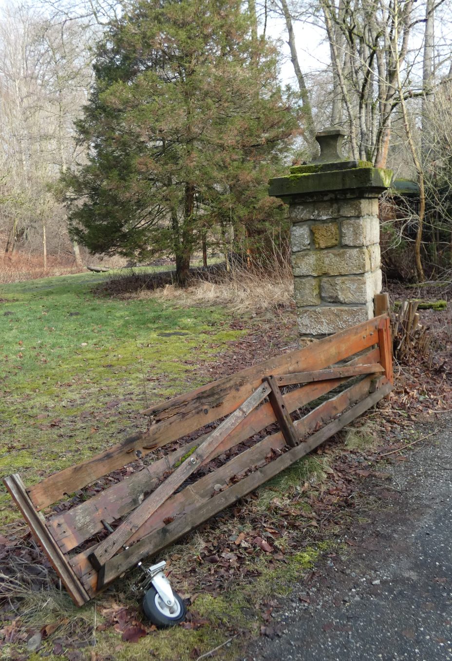 Torsäule links mit zerbrochenem Kapitell, Kugel fehlt, Eingangstor zerbrochen, 2025