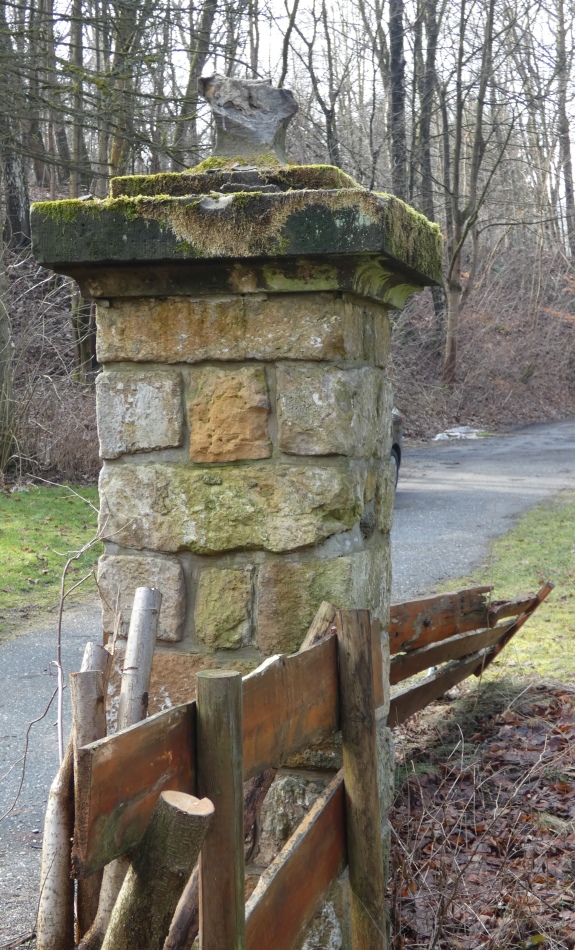 Torsäule mit abgebrochenem Kapitell, Kugel fehlt, 2025