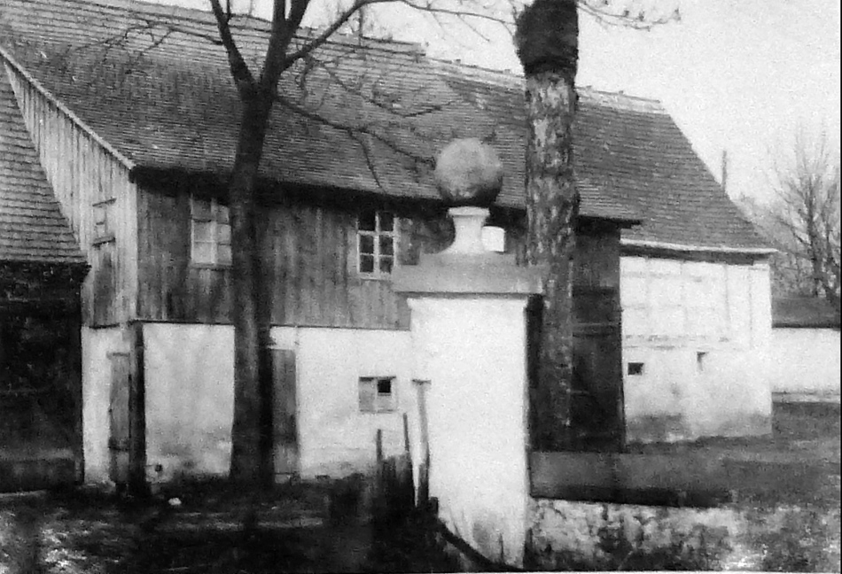 Torsäule links, historische Aufnahme vor den Stallbauten, um 1910