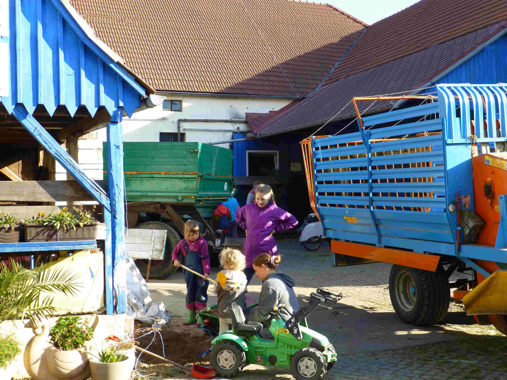 Mutti gibt Starthilfe bei  "wir bauen einen Garten"