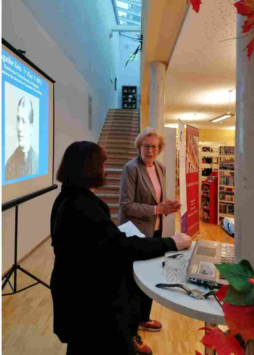 Zwei Radebergerinnen, die sich für Radebergs Geschichte engagieren- die 1. Stellvertretende Oberbürgermeisterin der Stadt Radeberg, Ingrid Petzold (rechts ) und die Historikerin Renate Schönfuß-Krause