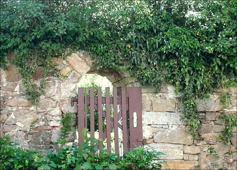 Radeberg Pest-Pforte in der alten Stadtmauer  (in den Karten bei Nr. 7), der ehemals einzige Zugang zum Pestilenz-Gottesacker. 