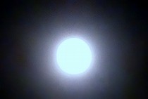 ブルームーンの名にふさわしく、少し青みがかった、この月2度目の満月。