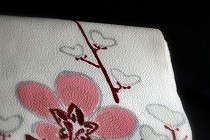 白地鬼しぼ縮緬に手描きの梅の花。森口華弘さんの作品です。