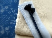 松枝玉記さんの久留米絣「花霞」。白地の帯は浦野理一さんの縦節紬です。