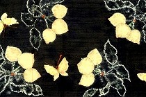 国画会の作家、鈴木紀絵さんの黒字の帯。絞り染めで蕪と蝶々が描かれています。