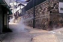 別府、鉄輪温泉。道路のあちこちから蒸気が出ています。森田空美流の着付けレッスンで訪れました。