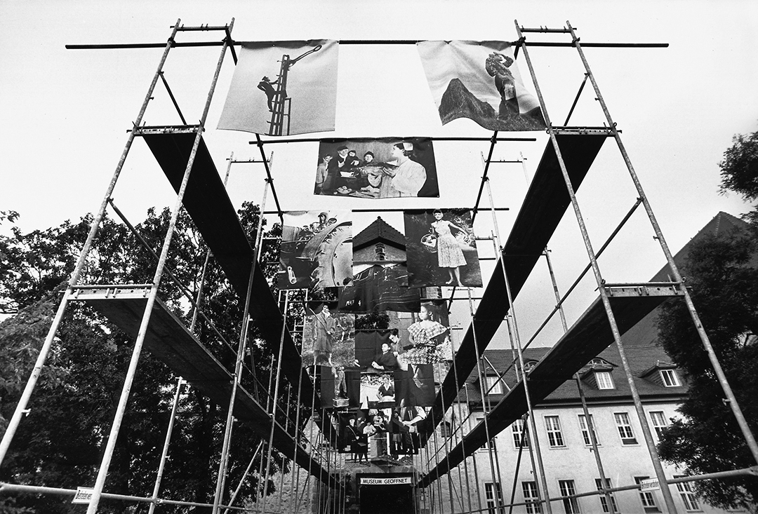 Installation Fahnenappell, Flagraising Ceremony, Chimera, Kunstmuseum Moritzburg, 1997