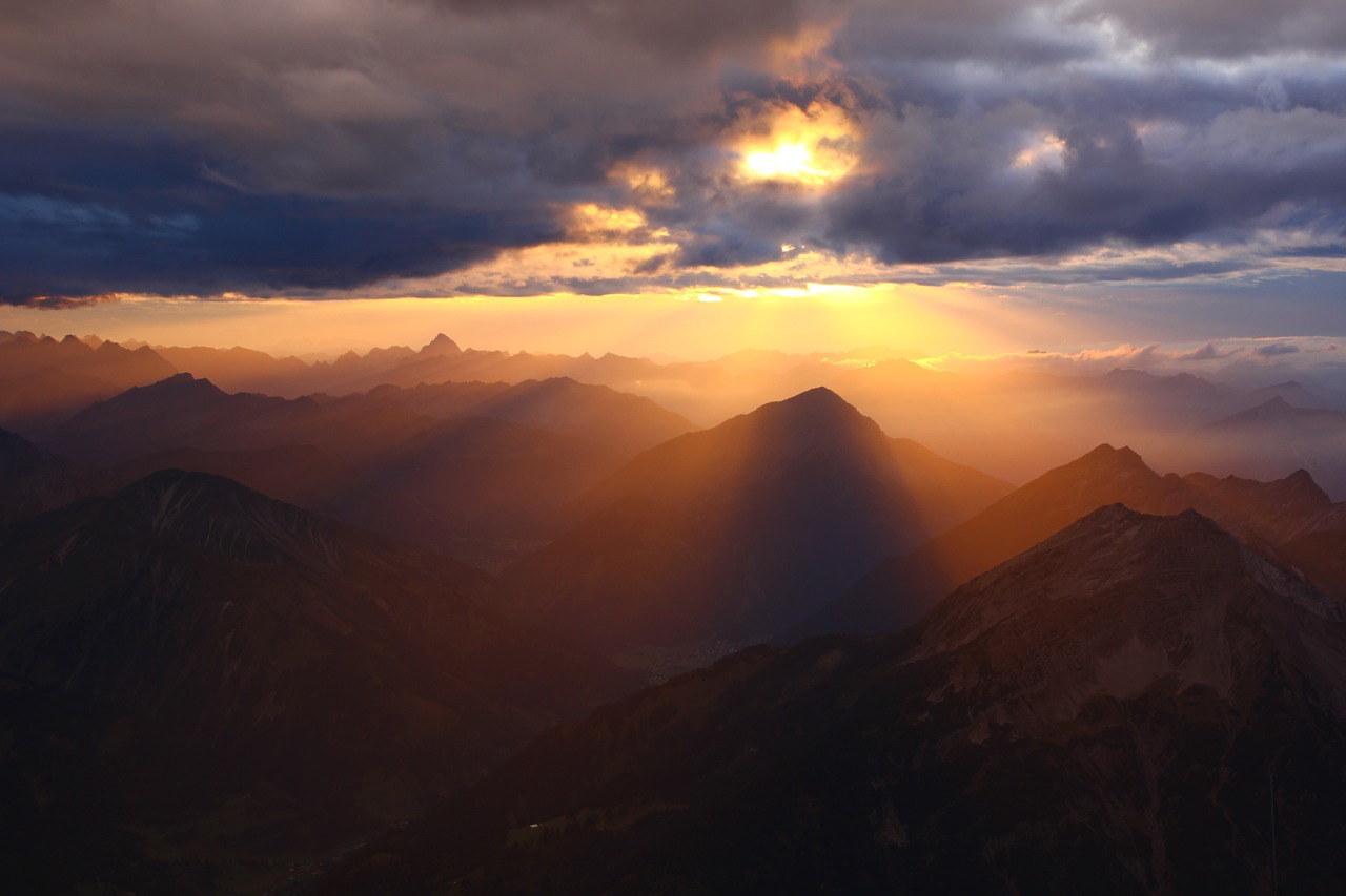 Die Berge als Medizin: Ein Bericht über die Heilwirkung des Bergwanderns in alpinen Landschaften