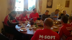 "Dielenfrühstück" im Cafe Lefelmann: bei dieser Gelegenheit konnten die Teilnehmer schon einmal die Entwürfe unserer neuen Trikots in Augenschein nehmen (s.u.).