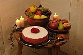 Desserttisch mit Früchten und Kuchen.