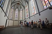 Innenansicht der Klosterkirche Königsfelden mit ihren farbigen Glasfenstern.