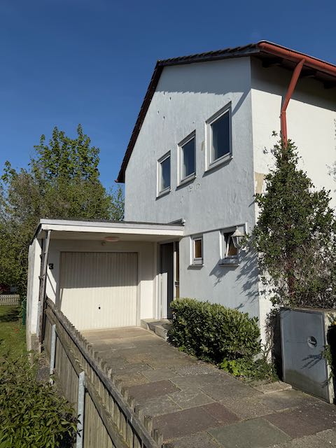 Hausansicht mit Garage