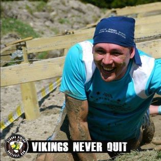 Michael Rohloff beim Matschlauf im Dreck