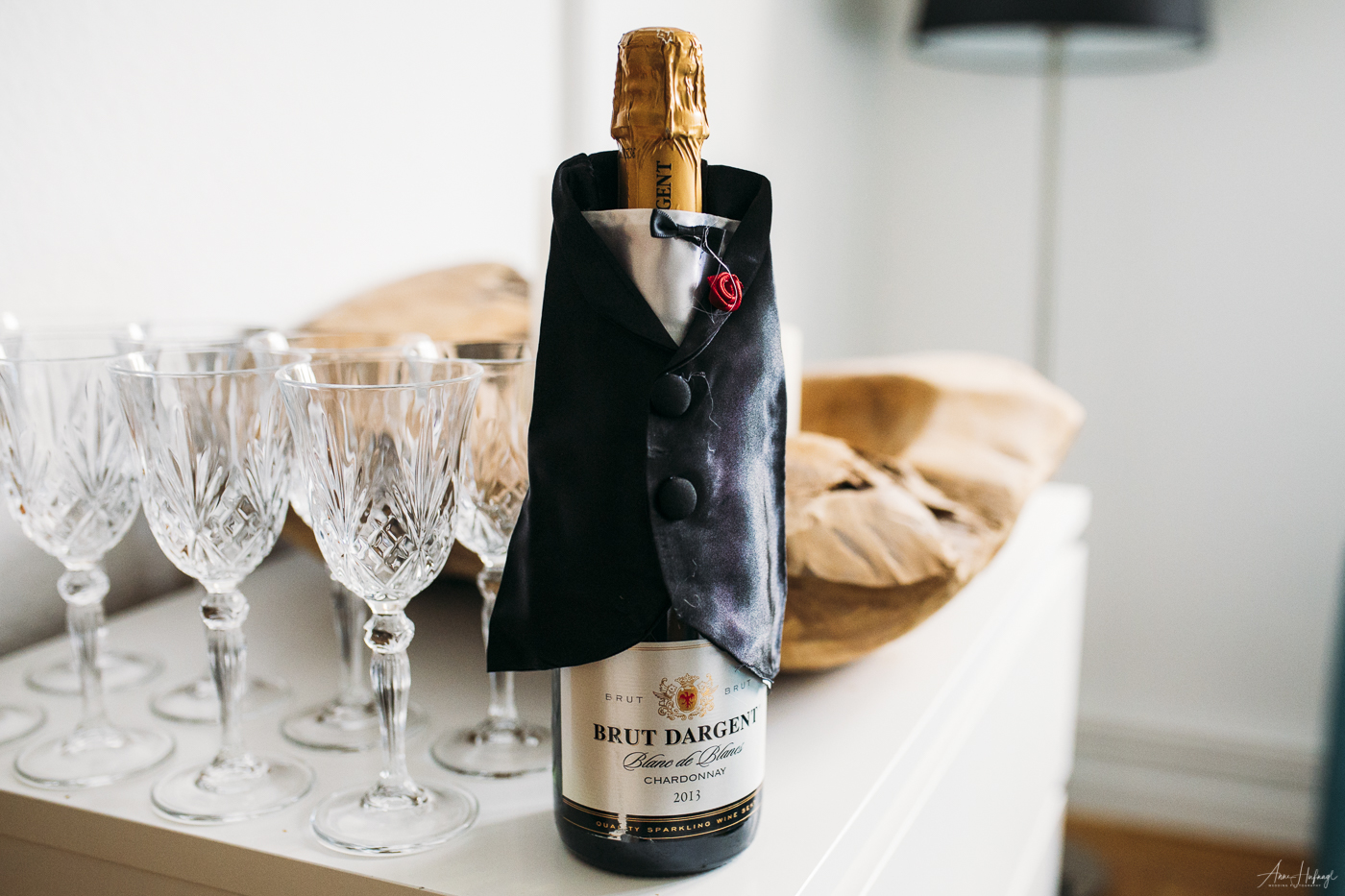 Sektflasche mit Bräutigam-Deko | Fotografin: Anne Hufnagl, Hamburg | Hochzeitsfotografie