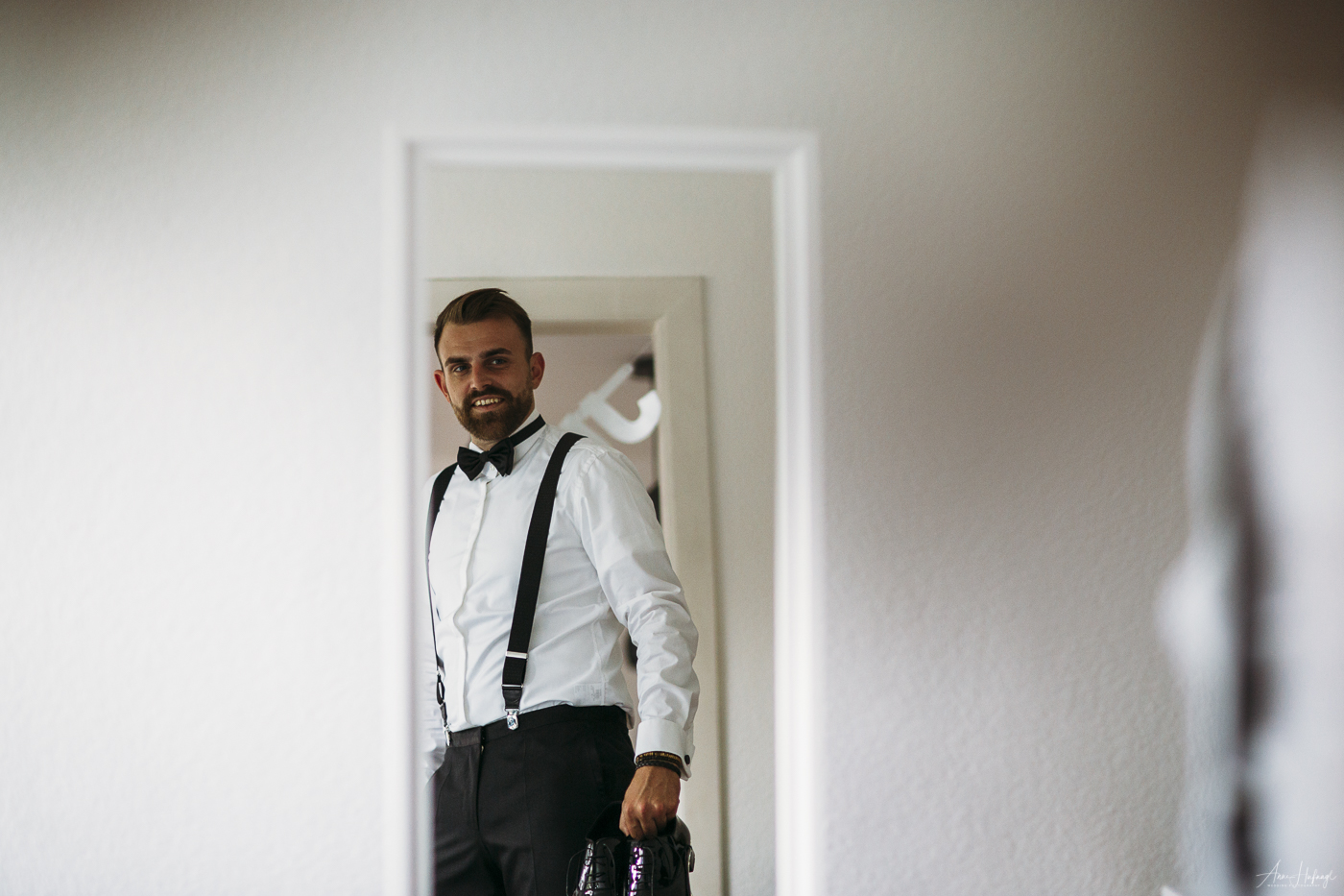 Groom getting ready | Wedding Photographer Anne Hufnagl from Hamburg, Germany | Contact: anne@romanticshoots.de