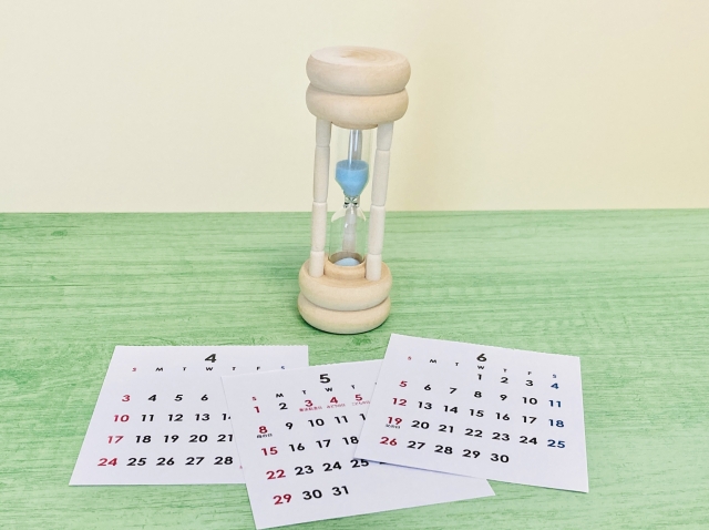 砂時計とカレンダー 看護学校受験の複数年計画・準備期間のイメージ