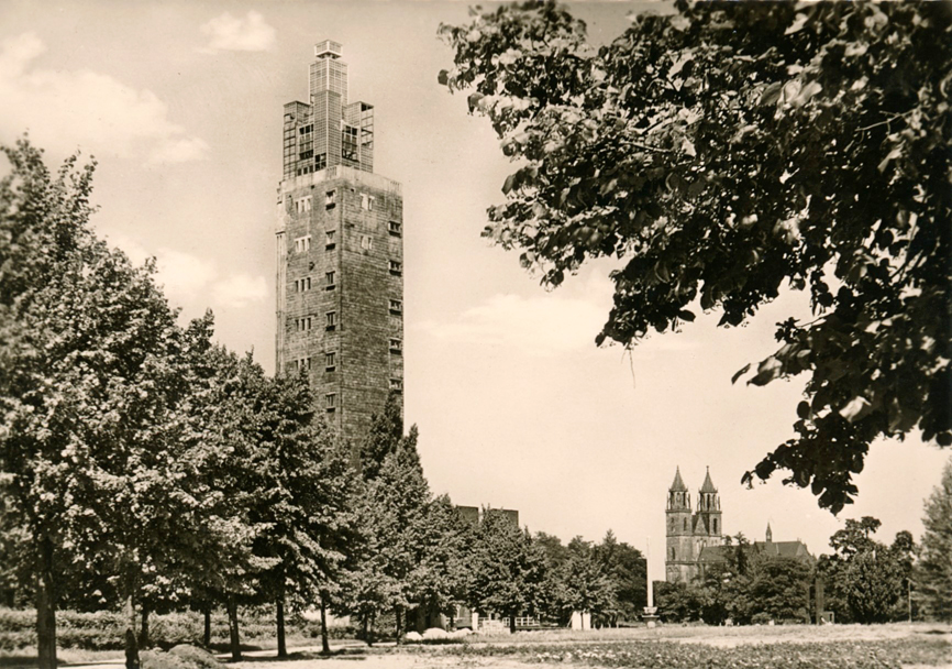 Der im 2. Weltkrieg beschädigte Albinmüller-Turm in Magdeburg.