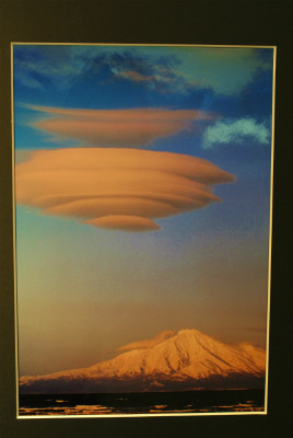 稚内市立図書館の写真展で撮影。久保田喜代巳さん　「つるし雲と利尻富士」。絵ではありません、写真。