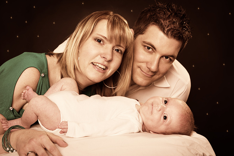 Bild-Foto-Familie-Familienfotos-Familienidylle-Foto-Baby-Babyshooting-romantisch-kitschig-idyllisch-Fotograf-Fotografin-Barbara-Wagner-momentissimo