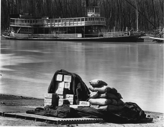 © Walker Evans, Mississippi River Steamboat. Ferry and wharf goods, Vicksburg, Mississippi, Februar 1936, LC-USF 342 TOI 1301